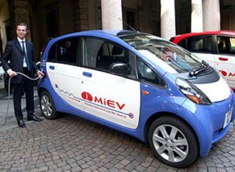 Milano si prepara L'auto elettrica: presentata la nuova I-MiEV a emissioni zero