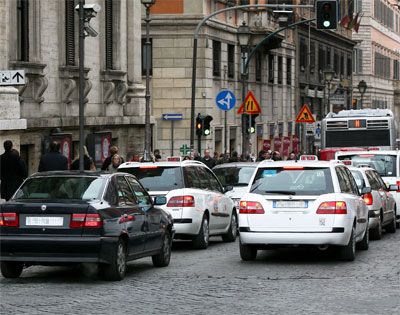 Roma. Cresciuto negli ultimi cinque anni (+4,92%) il numero delle auto circolanti in Italia