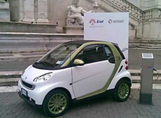 Roma. Smart-Enel "E-mobility Italy": consegnata al sindaco Alemanno la prima smart elettrica