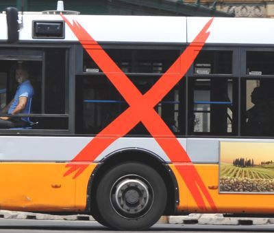 Genova. Sindacati e pendolari contro la manovra del Governo: sui bus spunta una "X" contro il rischio tagli al tpl