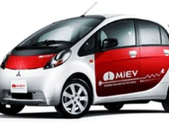 Milano. Anche Mitsubishi sperimenta il sistema di ricarica per auto elettriche di A2A