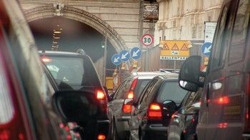 Bruxelles. Traffico e smog ancora sopra i limiti, monito dell’Agenzia Ue