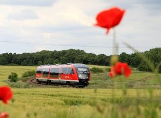 “Stazioni ferroviarie: dove i viaggi iniziano e finiscono”