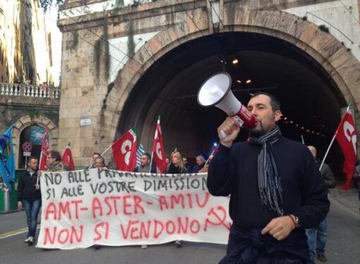 Amt Genova, lavoratori in corteo irrompono in Comune