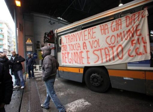 Genova si blocca: bus in rimessa, lavoratori in corteo