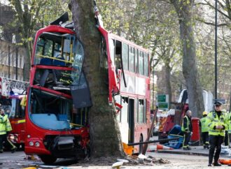 Autobus si schianta contro un albero a Londra