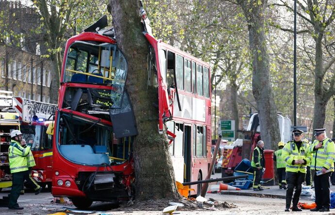 Autobus si schianta contro un albero a Londra