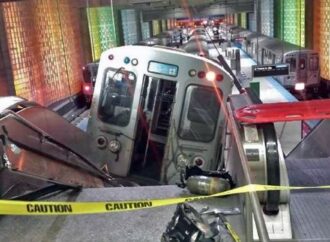 Chicago: treno deraglia in stazione e finisce sulle scale mobili