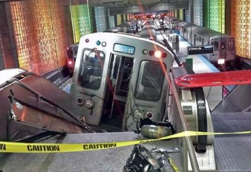 Chicago: treno deraglia in stazione e finisce sulle scale mobili