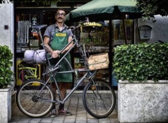 Facce da ciclisti, la mobilità dal volto umano in un album di figurine