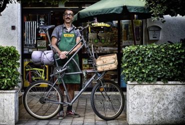 Facce da ciclisti, la mobilità dal volto umano in un album di figurine