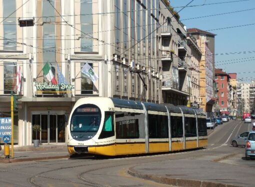 Due aggressioni alle fermate del tram Atm