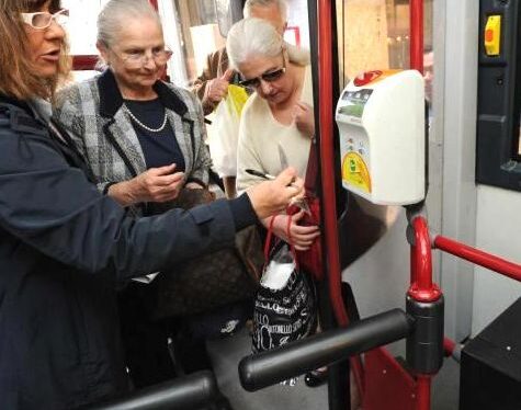 Bologna, lotta all’evasione: sui bus torneranno i tornelli