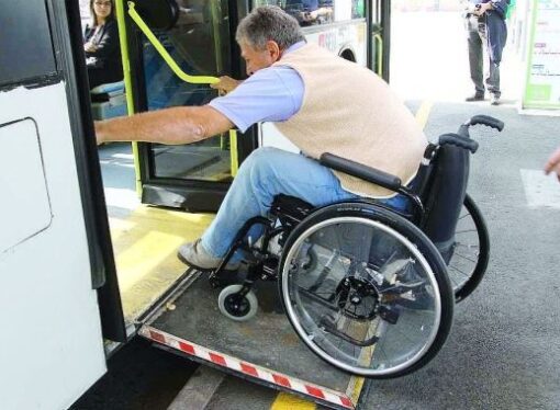 Disabili e tpl: “Un’odissea prendere il bus. E non c’è aiuto per i ciechi”