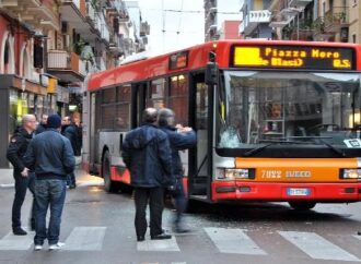 Malore sul bus, investe 20 auto in sosta