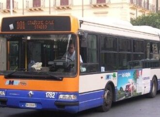 Palermo, rissa tra 10 ragazzi sul bus, controllore in ospedale