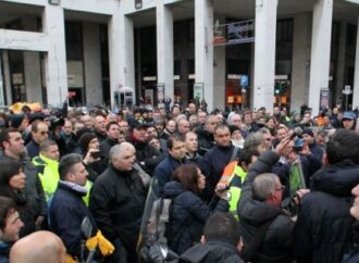 Genova, vertenza Amt, gli autisti bloccano il traffico