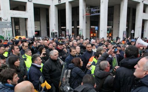 Genova, vertenza Amt, gli autisti bloccano il traffico