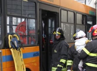 Ancona, bus contro palazzo: 18 feriti e contusi, nessuno in pericolo di vita