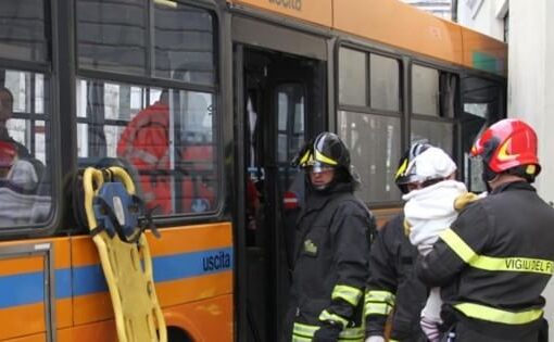 Ancona, bus contro palazzo: 18 feriti e contusi, nessuno in pericolo di vita