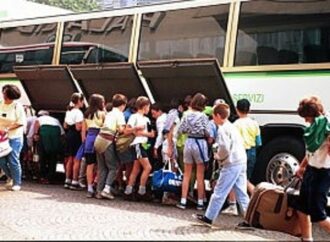 Disabile non può salire sul bus, i compagni di classe annullano la gita