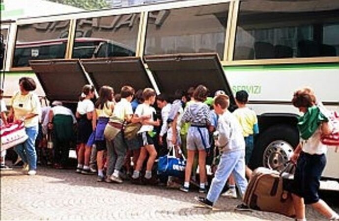 Disabile non può salire sul bus, i compagni di classe annullano la gita