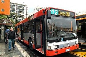 Bus a Bari si blocca di traverso lo spingono a mano