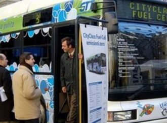 Liguria, fermi gli autobus a idrogeno voluti da Burlando: non c’è il distributore. Ma Toti ne vuole altri e impegna 2 milioni