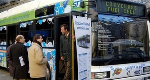 Liguria, fermi gli autobus a idrogeno voluti da Burlando: non c’è il distributore. Ma Toti ne vuole altri e impegna 2 milioni