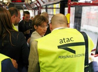 Roma, Atac cerca 120 volontari per la sicurezza su metro e bus: è polemica