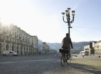 Torino, meno spostamenti in auto e bus, aumentano bici e pedoni