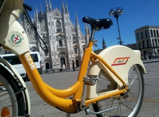 Milano: le bici elettriche appese a un filo