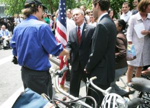 NEW YORK. IL SINDACO BLOOMBERG ISTITUISCE UN'AREA 'CAR FREE': MANHATTAN SENZA AUTO NEI FINE SETTIMANA