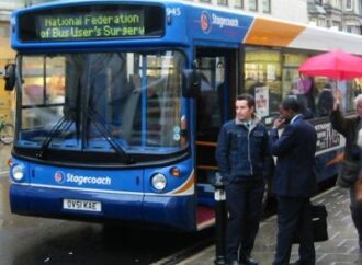 Liverpool. Gli utenti dei bus primi in Gran Bretagna a poter utilizzare la carta di credito per pagare il titolo di viaggio a bordo