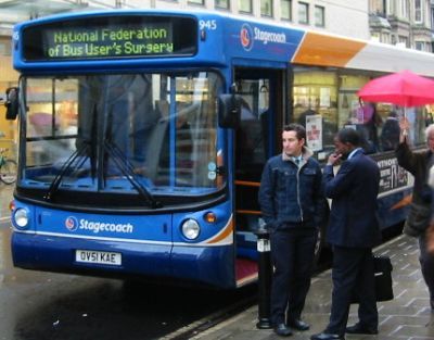 Liverpool. Gli utenti dei bus primi in Gran Bretagna a poter utilizzare la carta di credito per pagare il titolo di viaggio a bordo