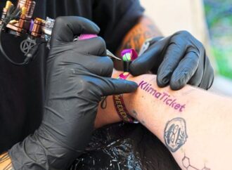 Austria: abbonamento annuale gratuito ai mezzi pubblici per chi si fa un tatuaggio per il clima