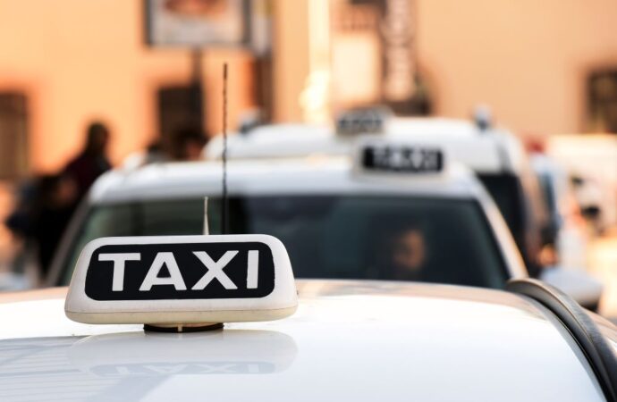Roma: Taxi, aumentano tutte le tariffe. La corsa minima costerà 9 euro