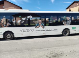 TUA vara i “Bus della Cultura”, Pirandello, Sciascia e Camilleri ritratti a bordo per celebrare Agrigento